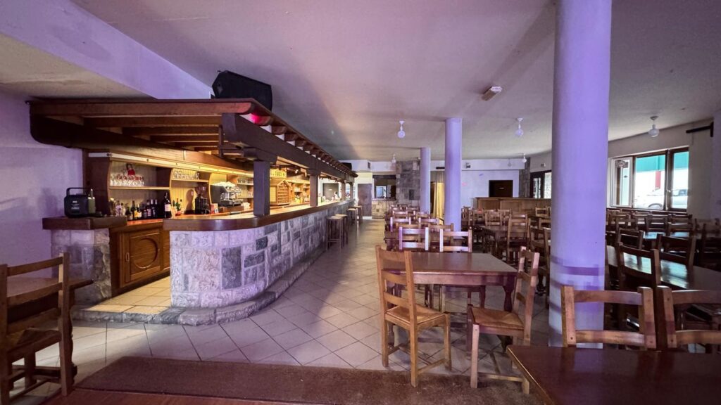 Vue du bar principal du Pub Dancing, montrant une variété de boissons et un comptoir élégant où les clients peuvent s'asseoir et profiter de leurs boissons.