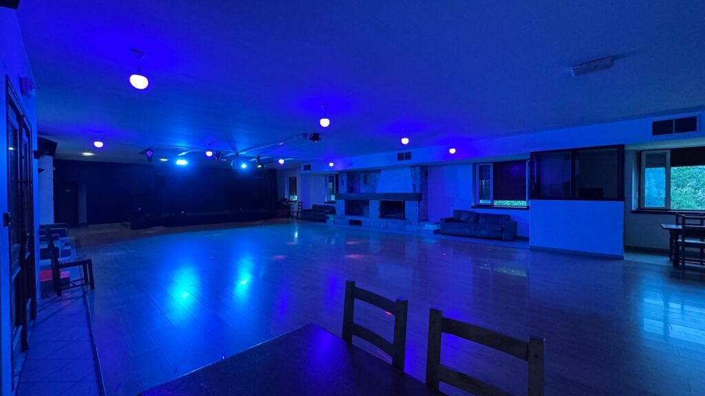 Piste de danse animée au Pub Dancing, avec des lumières colorées et des clients profitant de la musique.