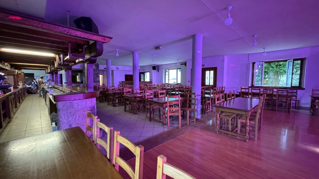 Disposition des tables dans la zone de restauration du Pub Dancing, montrant un espace accueillant pour les repas en famille ou entre amis.